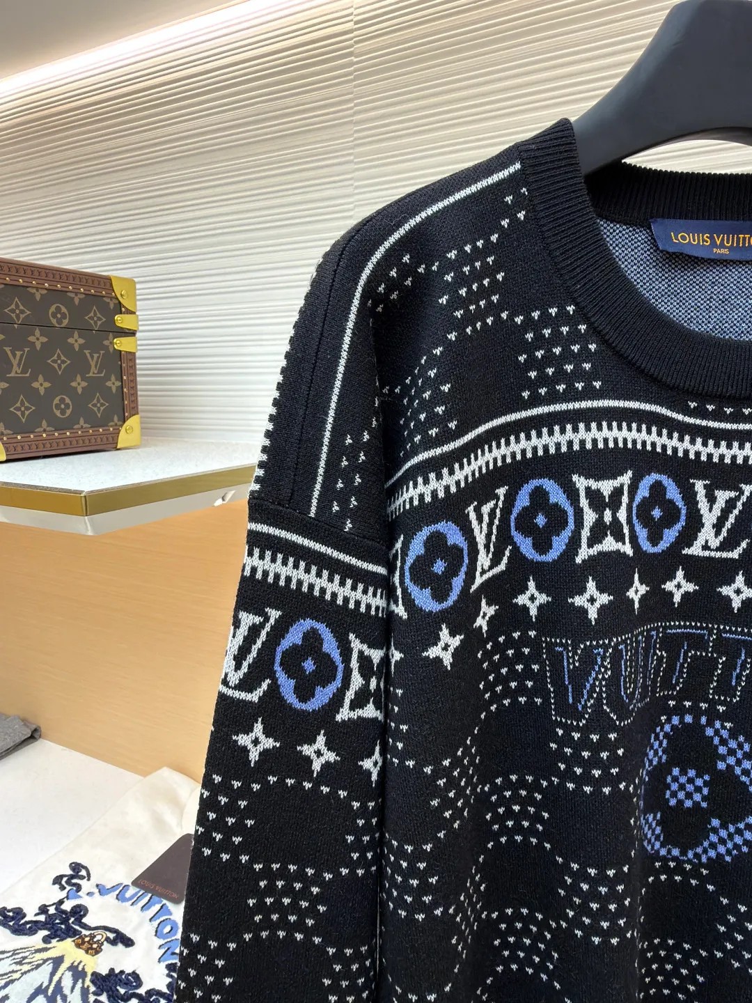 LOUIS VUITTON ski series jacquard knitted sweater ●Original version: purchased and developed for 12800 ●Item number: 1680728-B25 ●Fabric: sheep wool blended fabric ●Technology: jacquard texture ●Version: fitted version ●Size: XS-S-M-L ●Description: Made of custom-made sheep wool blend fabric, it outlines the classic pattern and brand logo jacquard texture on a deep background, and then reimagines the Fair Isle sweater with a soft dropped shoulder design, all-over LV Fair Isle jacquard, embellished with Damier and Monogram details, with Vuitton in the center The logo jacquard, ribbed collar, cuffs and hem can be matched with bottoms of the same season to create a fashionable look. It can be worn with a ski jacket or light up the bonfire to suit various occasions. Customized accessories, complete with three labels, same style for men and women!